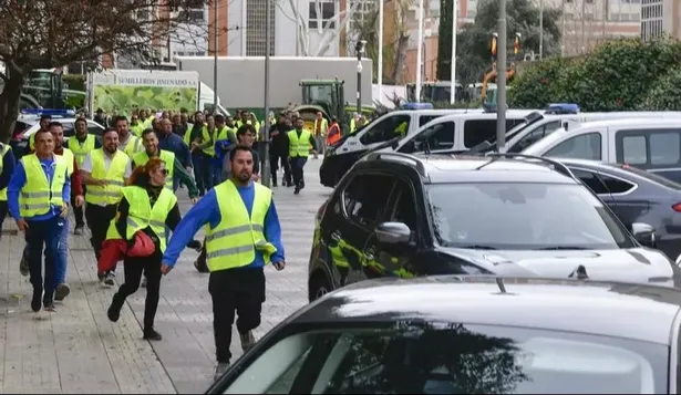 Agricultores bloquean la Asamblea de Murcia y zarandean el coche de López Miras