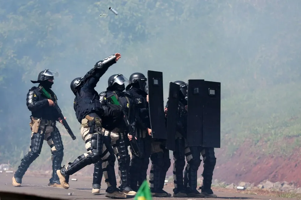 Policía disuelve manifestaciones de bolsonaristas bloqueando accesos y calles
