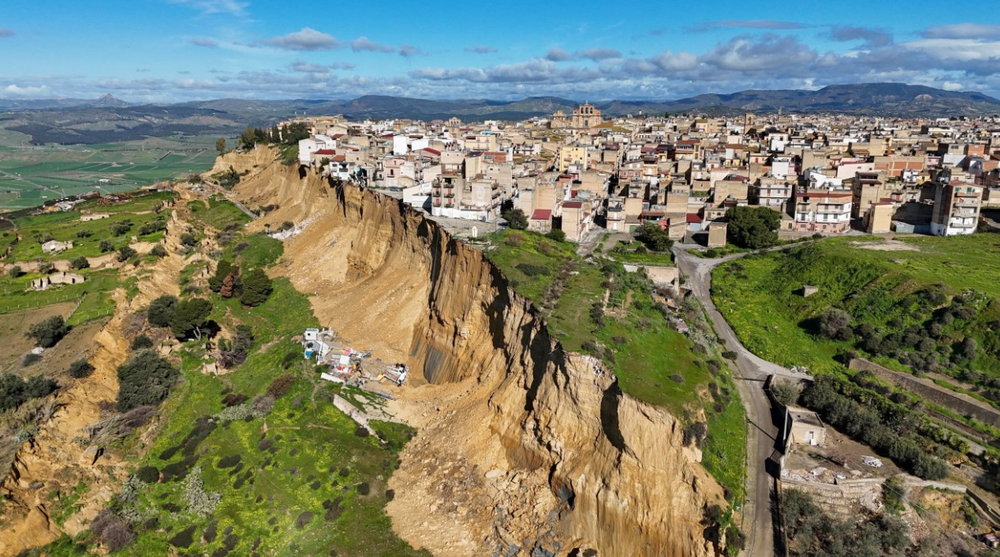 Más de 1.500 residentes fueron evacuados de sus hogares.