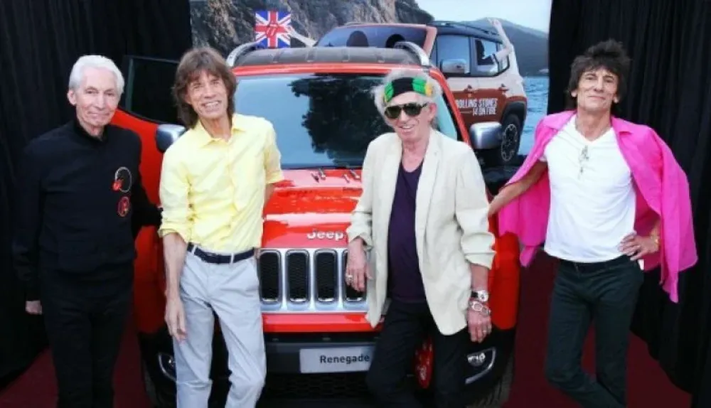 Los Rolling Stones luego de haber firmado el Jeep Renegade