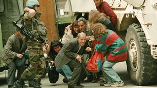 Los civiles arriesgaban sus vidas al cruzar la avenida principal de Sarajevo durante la guerra de Bosnia.