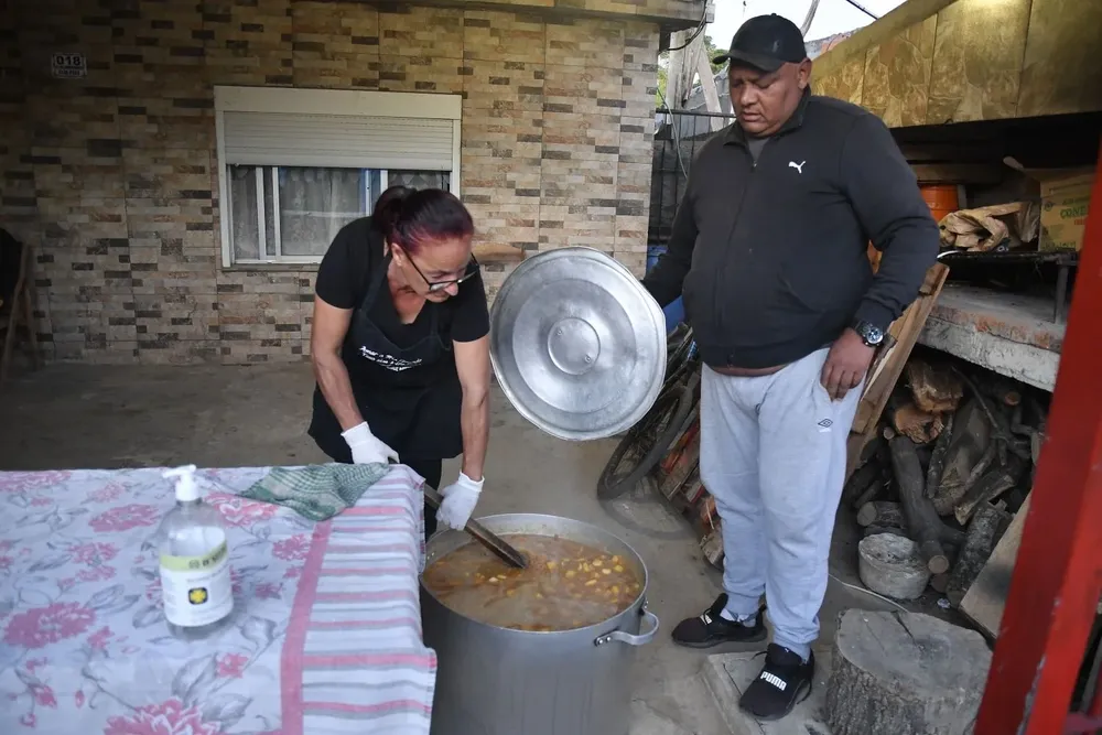 Gobierno sale a trancar fuerte por manejo de ollas populares, tras fatídica semana por caso Astesiano