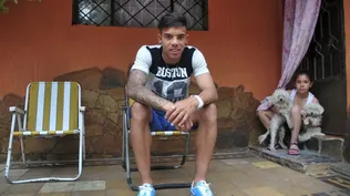 David Terans en su hogar con su hermana menor