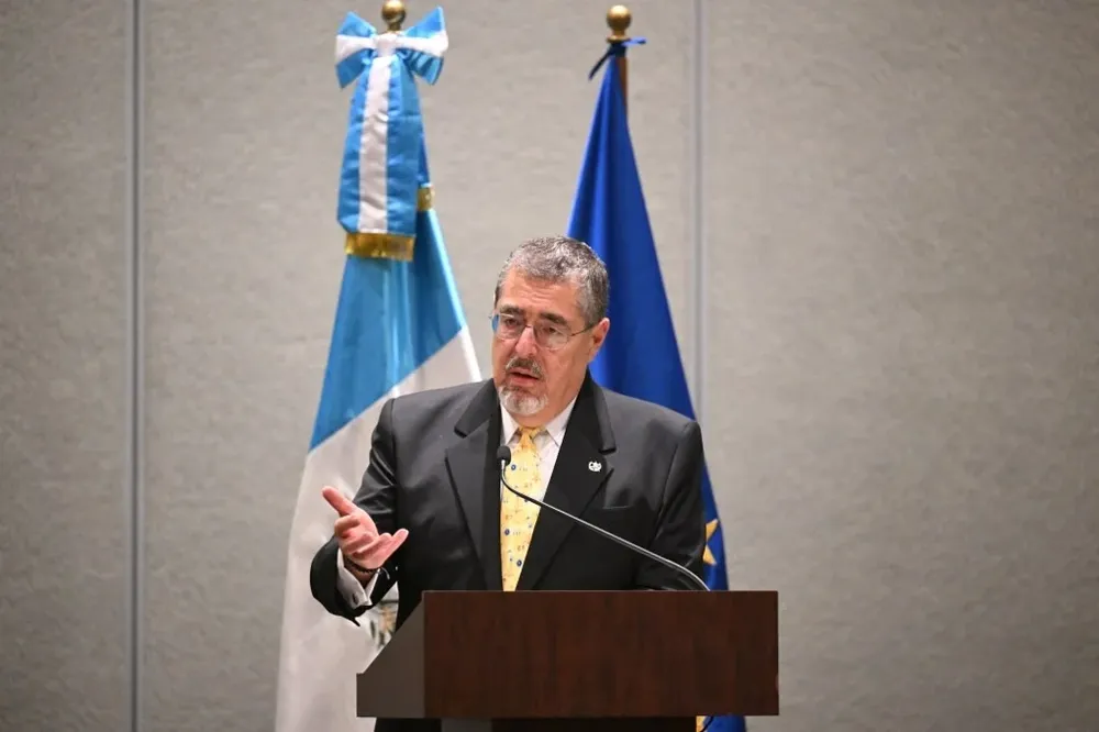 Desde que se impuso por amplio margen, Arévalo y su partido han sufrido un constante acoso judicial por parte de la élite que gobierna desde hace décadas.