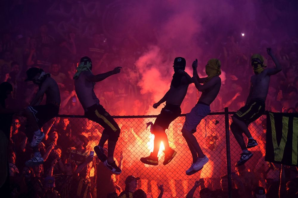 Volvieron los enmascarados, las bengalas y las banderas robadas a las tribunas de Nacional y Peñarol en el clásico de la Supercopa Uruguaya 2026