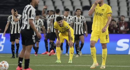 Rodrigo Pérez y Gastón Ramírez de Peñarol ante Botafogo