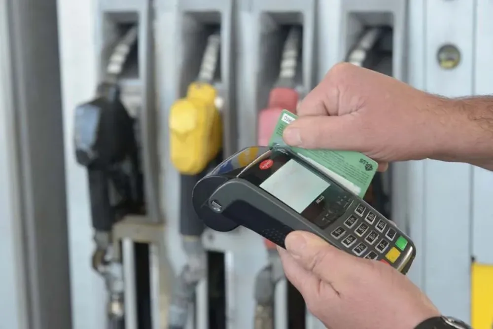 La idea es prohibir el uso de dinero en estaciones durante todo el día.