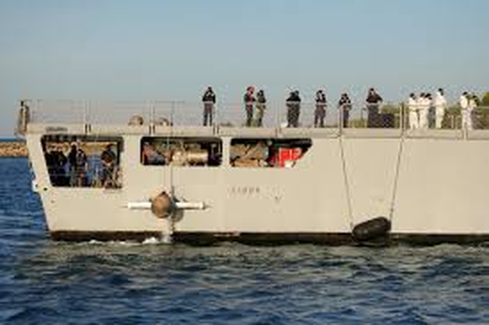 Llega a Albania el primer barco militar italiano con inmigrantes deportados