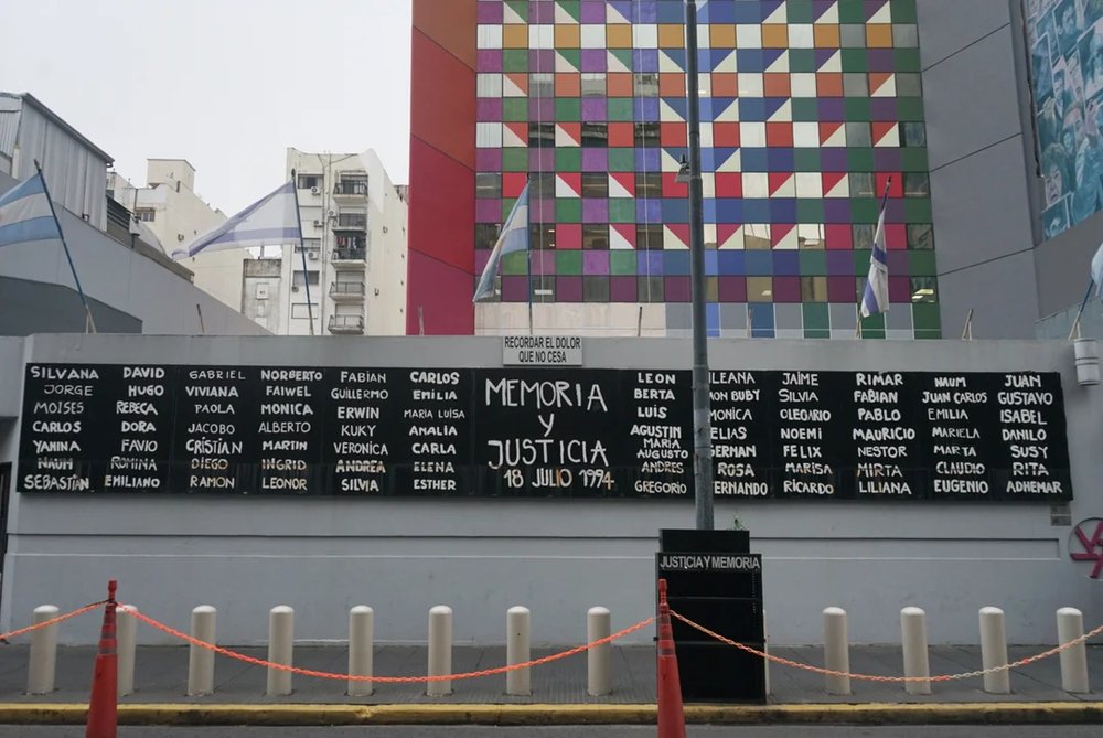 Los acusados del atentado a la AMIA, todos iraníes y miembros de Hezbollah, no han sido detenidos, y sus extradiciones fueron rechazadas por Irán.