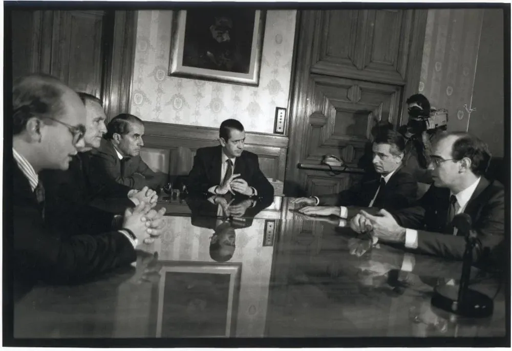 El equipo económico de Lacalle en agosto de 1994: Gustavo Licandro (subsecretario de Economía), Carlos Cat (presidente del BROU), Enrique Braga (presidente del BCU), Juan Andrés Ramírez (senador y candidato presidencial), Ignacio de Posadas (ministro de Economía) y Javier de Haedo (director de la OPP).