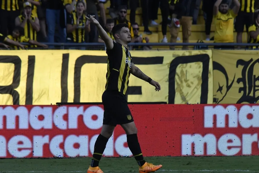 Agustín Álvarez Martínez le hace un gesto al árbitro porque no puede creer que una vez que pudo convertir y festejar de manera irónica ante la tribuna, el VAR le anuló su gol