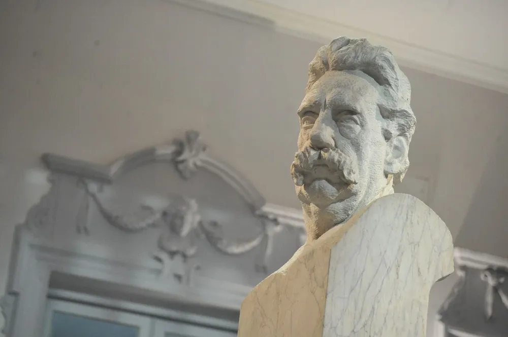 Busto de José Batlle y Ordóñez en la Casa del Partido Colorado