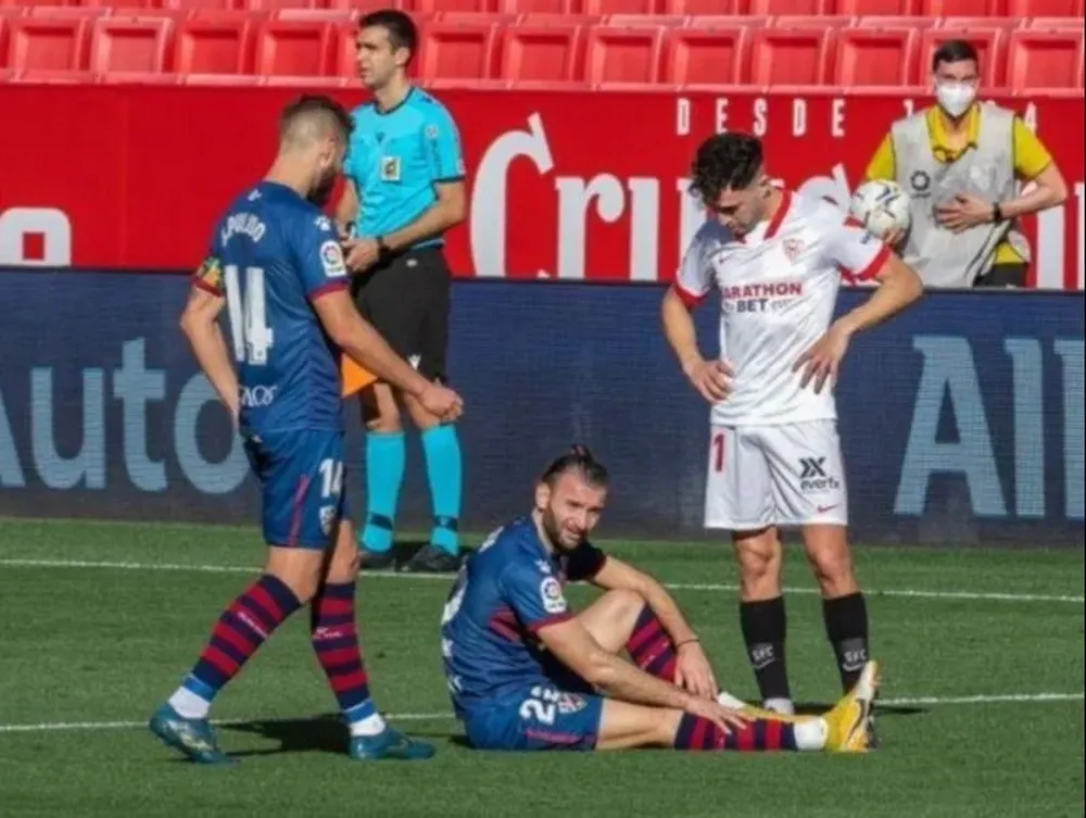 La lesión de Gastón Silva en Huesca ante Sevilla