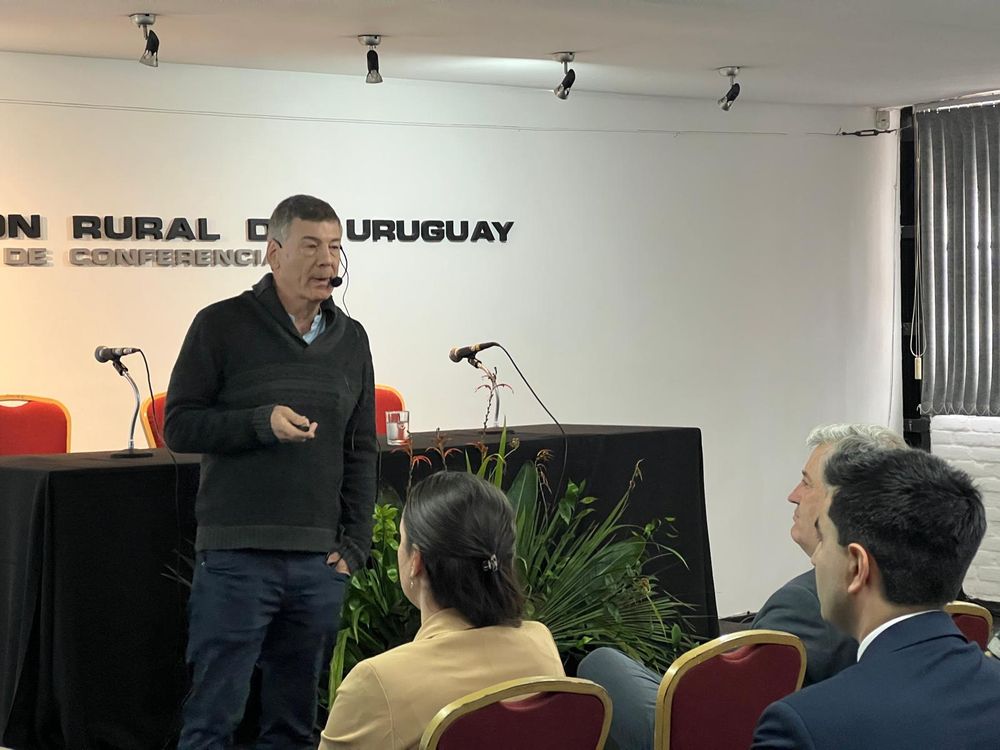 Sala de Conferencias de la ARU en la Rural del Prado, exposici&oacute;n del Dr. Dolev.