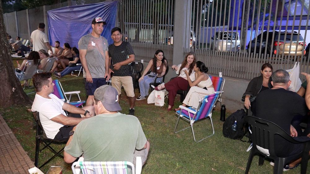 Los primeros en la fila llegaron alrededor de las 8 de la mañana del domingo, 24 horas antes de que abrieran las puertas.