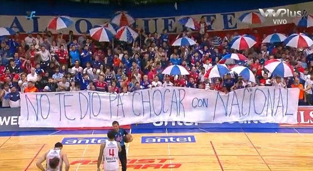 La picante bandera de hinchas de Nacional dirigida a Peñarol tras su eliminación en la Liga Uruguaya de Básquetbol
