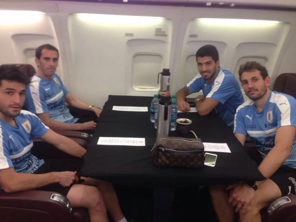 ¿Peleados nosotros? Godín y Suárez comparten mate con Lodeiro y Stuani