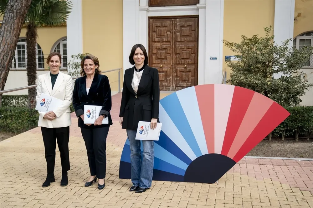 La ministra de Sanidad, Mónica García; la vicepresidenta tercera y ministra para la Transición Ecológica y el Reto Demográfico, Teresa Ribera; y la ministra de Ciencia, Innovación y Universidades, Diana Morant.
