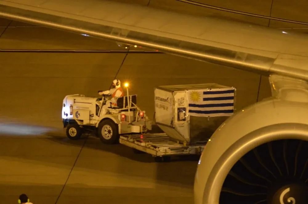 La descarga de las vacunas de Pfizer en el Aeropuerto