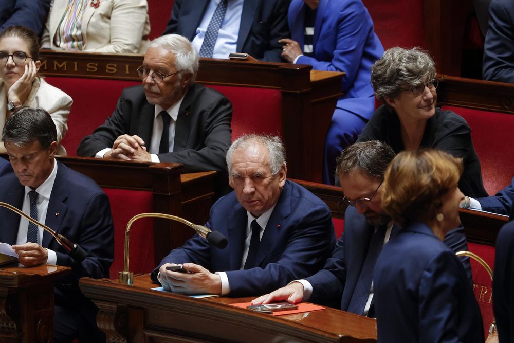El primer ministro François Bayrou antes de que su gobierno enfrentara la moción de confianza en la Asamblea Nacional. EFE