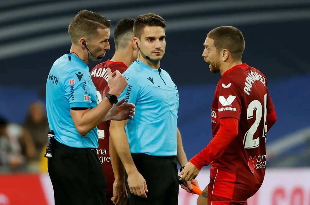 Al final del partido, el árbitro encaró a Papu Gómez por la falta a Valverde