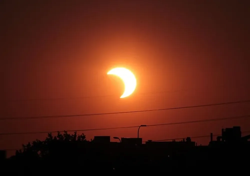 Un eclipse solar parcial: la Luna oscurece solo una parte del Sol