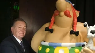 El dibujante francés Albert Uderzo junto a Astérix