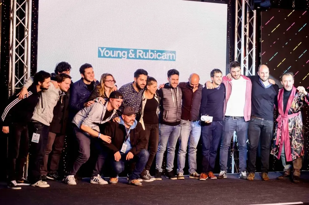 El equipo de Young & Rubicam celebra el premio a la agencia del año