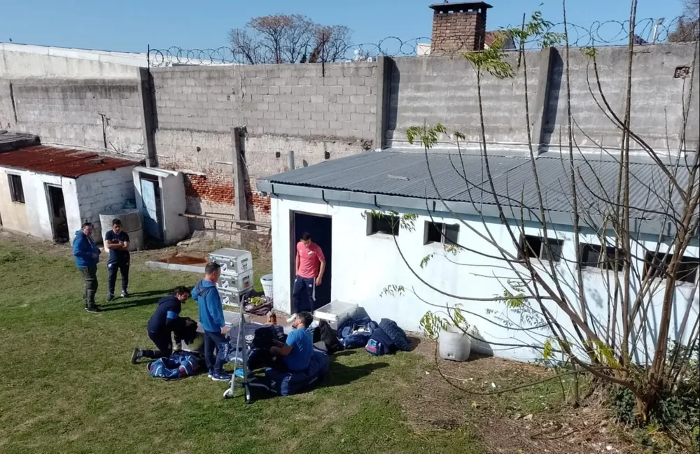 El vestuario de Nacional en Belvedere con la utilería que no pudo entrar por lo pequeño