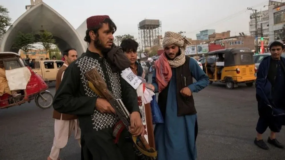Talibanes patrullando en la ciudad de Herat el pasado 10 de setiembre