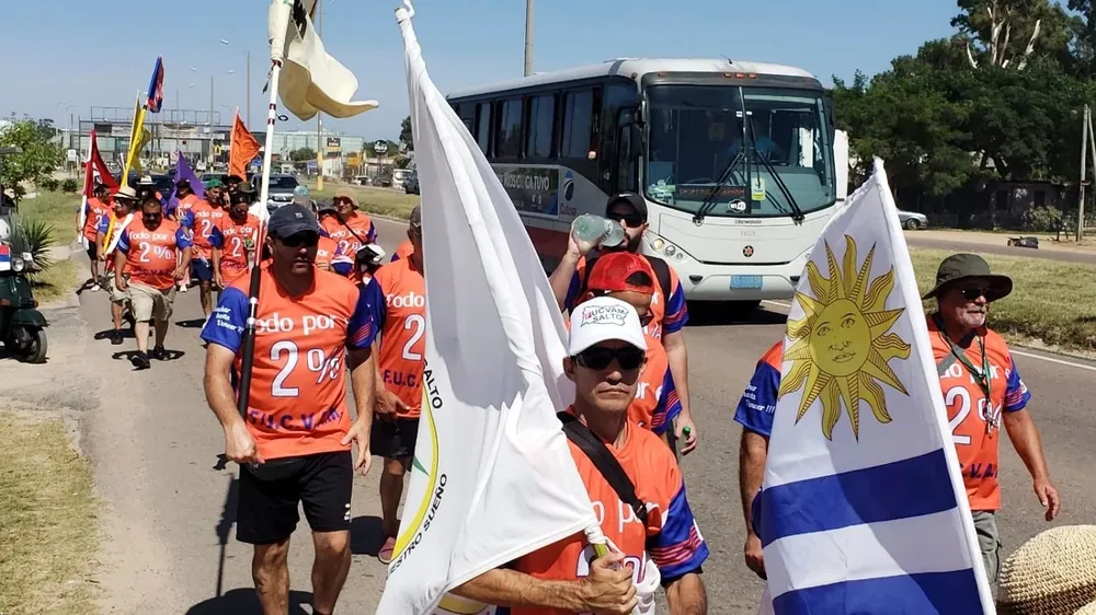 En 2019, cooperativistas marcharon a pie hacia Punta del Este reclamando que se unificara el criterio de cobro de intereses