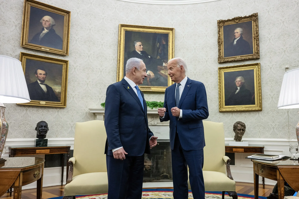 En lo más álgido de la guerra, el presidente de EE.UU. Joe Biden reconoció que discutía con Benjamín Netanyahu, el primer ministro de Israel, la posibilidad de atacar blancos petroleros y nucleares en Irán. Fue uno de los días de mayor alza del crudo. Aunque Biden después desaconsejó ese curso de acción, lo dicho, dicho está.&nbsp;