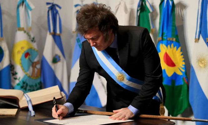 Javier Milei argumentó que una de las razones principales del veto es el impacto fiscal de las leyes.