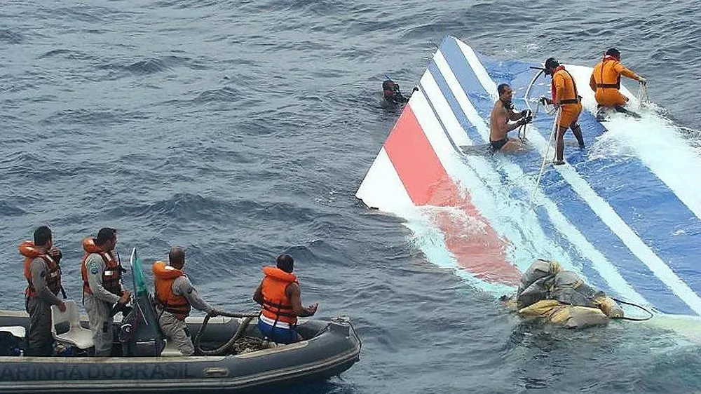 Aunque aparecieron restos flotando en el agua, llevó años encontrar el avión en el fondo marino