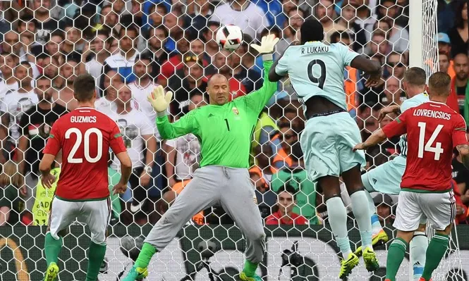 Romelu Lukaku cabecea, su remate lo detiene el meta magiar Gabor Kiraly