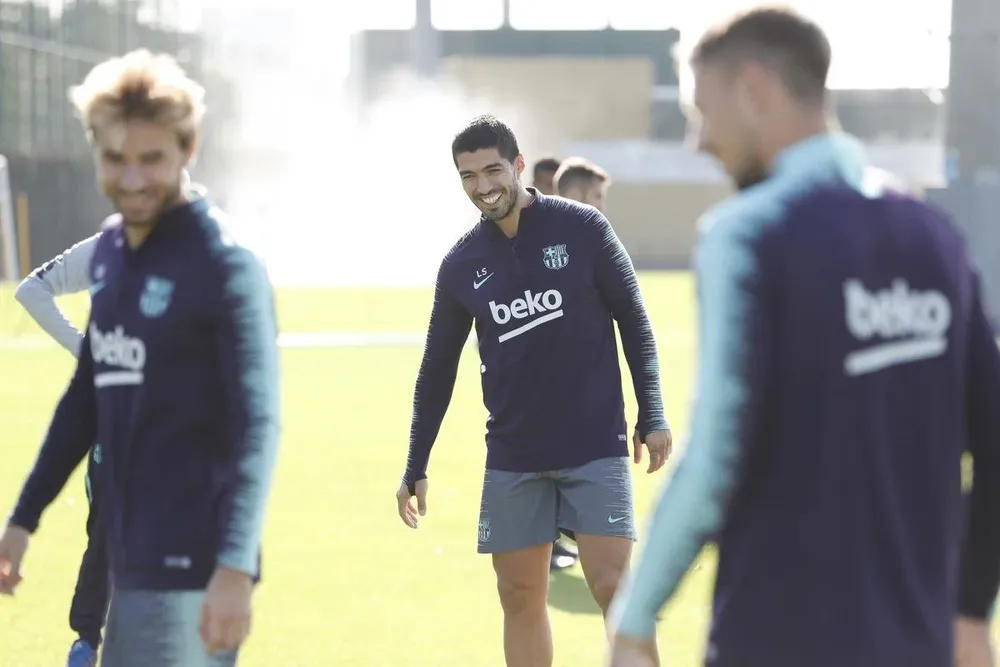 Suárez volvió a entrenar con el plantel de Barcelona