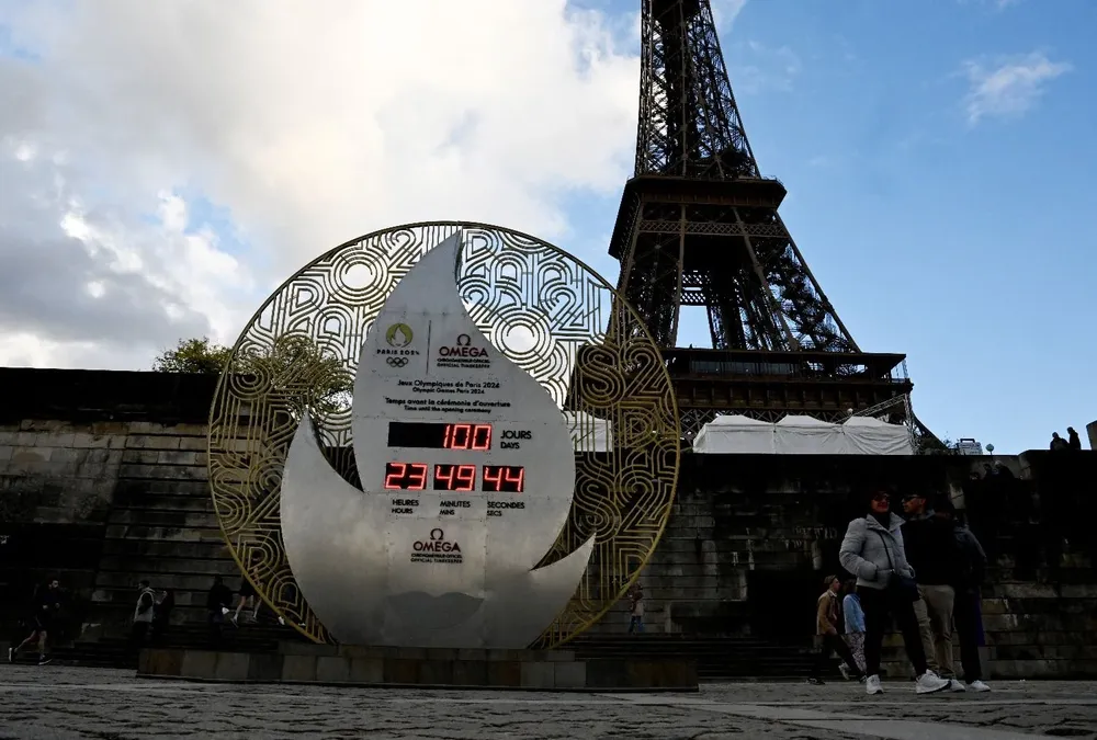 Un reloj de cuenta regresiva para los Juegos Olímpicos de París 2024, indica 100 días antes del inicio de la ceremonia de apertura