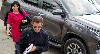 El actor español Rodolfo Sancho (c) a su llegada al tribunal de Samui este martes en el marco de una nueva sesión del juicio contra su hijo.