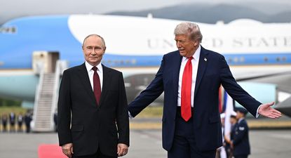 Donald Trump recibe a Vladimir Putin en Alaska con una alfombra roja y un cálido apretón de manos.