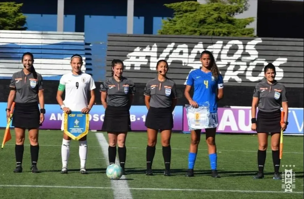 Anahí Fernández, en el centro de la formación, fue la elegida por FIFA