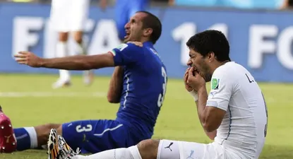 Chiellini y Suárez en el mundial de Brasil.