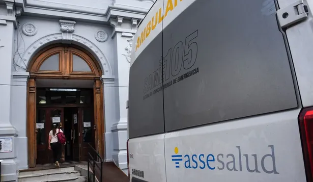 Foto de archivo del Hospital Maciel y ambulancia de ASSE