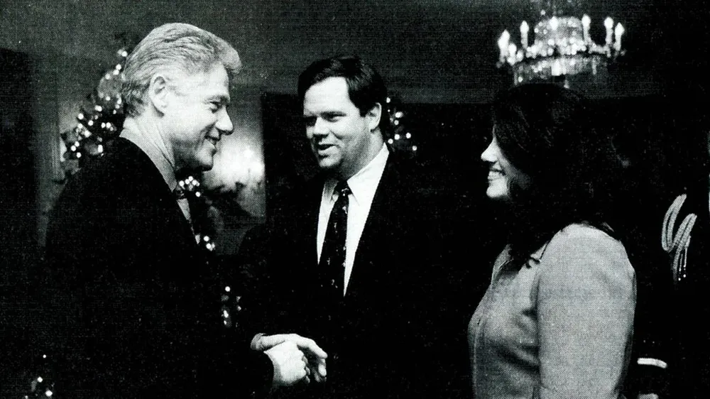 La aprendiz de la Casa Blanca Monica Lewinsky aparece aquí con el presidente Clinton en la fiesta de navidad de 1996.