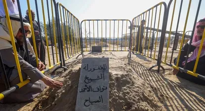 Durante la ceremonia de entierro del jeque Nawaf al Ahmad al Sabah, algunos allegados se arrodillaron ante la tumba y recitaron versos del Corán.