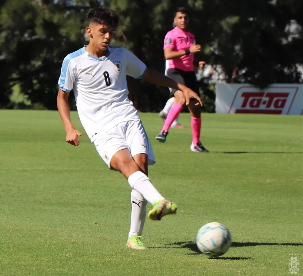 Thiago Helguera, el más joven de los cinco futbolistas que asciende Nacional al plantel principal