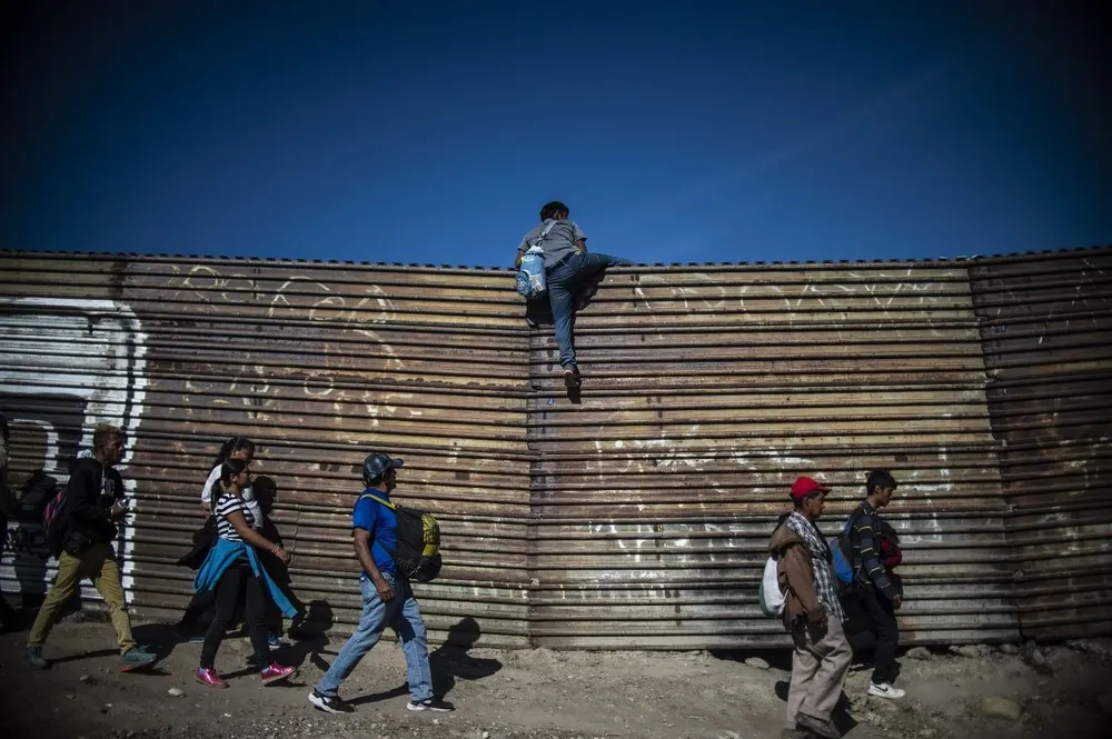 Migrantes intentan cruzar la frontera entre EEUU y México. (Archivo)