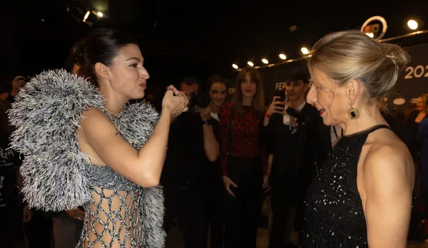 La actriz Úrsula Corberó (i) y la vicepresidenta segunda y ministra de Trabajo y Economía Social, Yolanda Díaz (d), antes de la gala de la XI edición de los Premios Feroz.