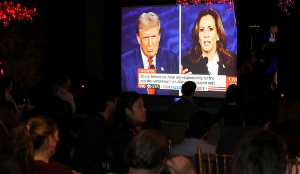 Espectadores miran el debate por TV en Nueva York