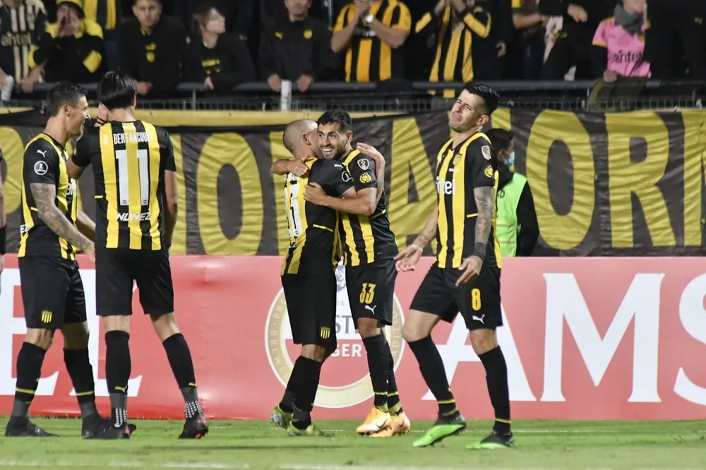 Federico Carrizo de Peñarol celebra su gol ante Olimpia