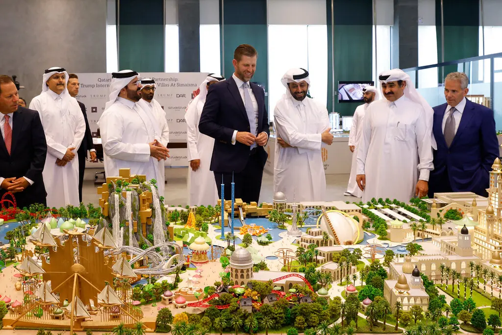Eric Trump en Doha, la capital de Qatar, el mes pasado, mirando una maqueta de un desarrollo que la Organización Trump planea construir allí. 
